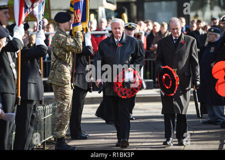 Brighton Regno Unito 11 novembre 2018 - Victor e Chris Duncan lay ghirlande per il loro nonno Federico Duncan e suo fratello Hamilton che erano stati uccisi nella prima guerra mondiale in atto di ricordo Service tenutasi a Brighton Memoriale di guerra . I fratelli che sono morti erano da Brighton ed è il 100 anno oggi anniversario della fine della Prima Guerra Mondiale il 11 novembre 1918 . Fotografia scattata da Simon Dack Credito: Simon Dack/Alamy Live News Foto Stock