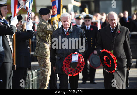 Brighton Regno Unito 11 novembre 2018 - Victor e Chris Duncan lay ghirlande per il loro nonno Federico Duncan e suo fratello Hamilton che erano stati uccisi nella prima guerra mondiale in atto di ricordo Service tenutasi a Brighton Memoriale di guerra . I fratelli che sono morti erano da Brighton ed è il 100 anno oggi anniversario della fine della Prima Guerra Mondiale il 11 novembre 1918 . Fotografia scattata da Simon Dack Credito: Simon Dack/Alamy Live News Foto Stock