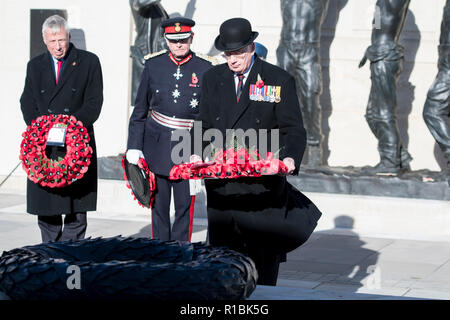 Staffordshire, Regno Unito. 11 Novembre 2018 - TRH il Duca e la Duchessa di Gloucester frequentare l'Armistizio 100 evento presso il National Memorial Arboretum su Rimembranza Domenica. Hanno deposto una corona di fiori presso il cenotafio. Credito: Benjamin Wareing/Alamy Live News Foto Stock