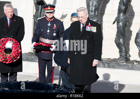 Staffordshire, Regno Unito. 11 Novembre 2018 - TRH il Duca e la Duchessa di Gloucester frequentare l'Armistizio 100 evento presso il National Memorial Arboretum su Rimembranza Domenica. Hanno deposto una corona di fiori presso il cenotafio. Credito: Benjamin Wareing/Alamy Live News Foto Stock