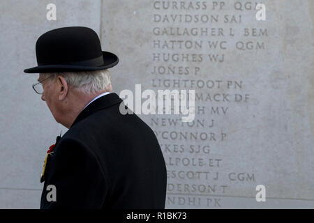 Staffordshire, Regno Unito. 11 Novembre 2018 - TRH il Duca e la Duchessa di Gloucester frequentare l'Armistizio 100 evento presso il National Memorial Arboretum su Rimembranza Domenica. Hanno deposto una corona di fiori presso il cenotafio. Credito: Benjamin Wareing/Alamy Live News Foto Stock