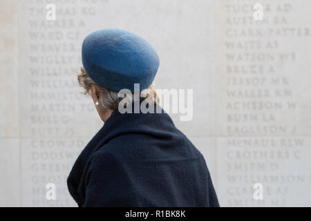 Staffordshire, Regno Unito. 11 Novembre 2018 - TRH il Duca e la Duchessa di Gloucester frequentare l'Armistizio 100 evento presso il National Memorial Arboretum su Rimembranza Domenica. Hanno deposto una corona di fiori presso il cenotafio. Credito: Benjamin Wareing/Alamy Live News Foto Stock