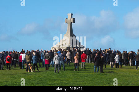 Newquay, Cornwall, Regno Unito. Xi Nov, 2018. Una spontanea raccolta da centinaia di Newquay folk il 11 novembre presso la città memoriale di guerra a 11AM. No bugles, senza discorsi, nessuna cerimonia. Eventi ufficiali e i servizi erano tenuti presso altre sedi in città. 11 novembre 2018, Robert Taylor/Alamy Live News. Newquay, Cornwall, Regno Unito. Credito: Robert Taylor/Alamy Live News Foto Stock