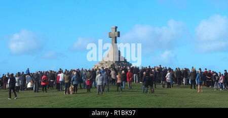 Newquay, Cornwall, Regno Unito. Xi Nov, 2018. Una spontanea raccolta da centinaia di Newquay folk il 11 novembre presso la città memoriale di guerra a 11AM. No bugles, senza discorsi, nessuna cerimonia. Eventi ufficiali e i servizi erano tenuti presso altre sedi in città. 11 novembre 2018, Robert Taylor/Alamy Live News. Newquay, Cornwall, Regno Unito. Credito: Robert Taylor/Alamy Live News Foto Stock