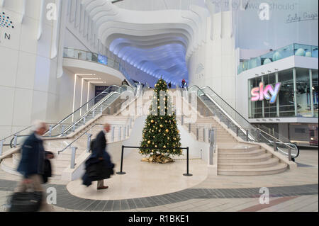 O2, Londra, Regno Unito. 11 Novembre, 2018. Albero di Natale all'ingresso della nuova icona Outlet Shopping Centre in O2. Credito: Malcolm Park/Alamy Live News. Foto Stock