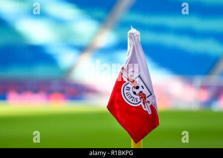 Leipzig, Germania. Xi Nov, 2018. Calcio: Bundesliga, undicesima giornata, RB Leipzig - Bayer Leverkusen in Red Bull Arena Leipzig. Leipzig il logo su un angolo bandiera. Credito: Jan Woitas/dpa-Zentralbild/dpa - NOTA IMPORTANTE: In conformità con i requisiti del DFL Deutsche Fußball Liga o la DFB Deutscher Fußball-Bund, è vietato utilizzare o hanno utilizzato fotografie scattate allo stadio e/o la partita in forma di sequenza di immagini e/o video-come sequenze di foto./dpa/Alamy Live News Foto Stock