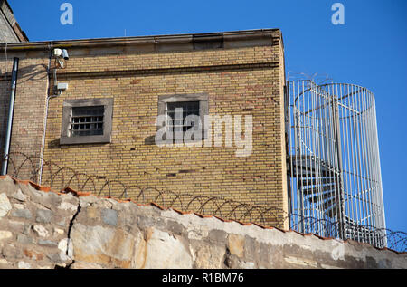 07 novembre 2018, Bassa Sassonia, Osnabrück: filo spinato linee a parete del Lingen correzionali facility; Dipartimento di Osnabrück. Foto: Friso Gentsch/dpa Foto Stock