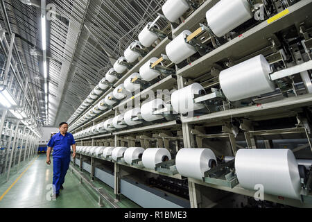 (181111) -- NANJING, nov. 11, 2018 (Xinhua) -- Un lavoratore controlli prodotti a un workshop sotto il gruppo Hengli Wujiang nel distretto di Suzhou, est cinese della provincia di Jiangsu, Ottobre 31, 2018. Il numero totale di imprese private nel distretto di Wujiang ha superato 60.000, e il totale del capitale sociale è superiore a 310 miliardi di yuan (44.57 miliardi di dollari). (Xinhua/Li Bo) (gxn) Foto Stock