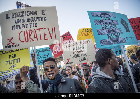 Roma, Italia. Decimo Nov, 2018. Novembre 10, 2018 - Roma, Italia- dimostrazione contro Salvini decreto e il razzismo. Una manifestazione nazionale è tenuto a Roma contro il governo e il razzismo convocata da numerose associazioni impegnate nel mondo della ricezione e anti-razzismo.decine di migliaia di persone provenienti da tutta Italia, hanno raggiunto la capitale per partecipare in marzo, per cui 40 mila persone sono attese. Credito: Danilo Balducci/ZUMA filo/Alamy Live News Foto Stock