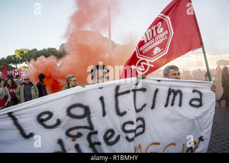 Roma, Italia. Decimo Nov, 2018. Novembre 10, 2018 - Roma, Italia- dimostrazione contro Salvini decreto e il razzismo. Una manifestazione nazionale è tenuto a Roma contro il governo e il razzismo convocata da numerose associazioni impegnate nel mondo della ricezione e anti-razzismo.decine di migliaia di persone provenienti da tutta Italia, hanno raggiunto la capitale per partecipare in marzo, per cui 40 mila persone sono attese. Credito: Danilo Balducci/ZUMA filo/Alamy Live News Foto Stock