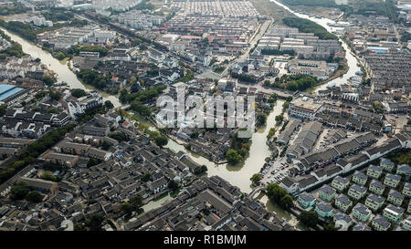 (181111) -- NANJING, nov. 11, 2018 (Xinhua) -- Foto aeree prese il 31 ott. 2018 mostra la Tongli antica città nel distretto di Wujiang di Suzhou, est cinese della provincia di Jiangsu. Il numero totale di imprese private nel distretto di Wujiang ha superato 60.000, e il totale del capitale sociale è superiore a 310 miliardi di yuan (44.57 miliardi di dollari). (Xinhua/Li Bo) (gxn) Foto Stock