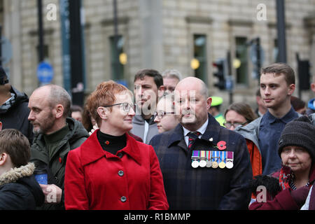 Manchester, Regno Unito. 11 Nov 2018. I veterani del conflitto, che serve i membri delle forze e i membri del pubblico di prendere parte al servizio di marcatura del ricordo di cento anni dalla fine di WW!. Il cenotafio, Manchester, 11 novembre 2018 (C)Barbara Cook/Alamy Live News Foto Stock