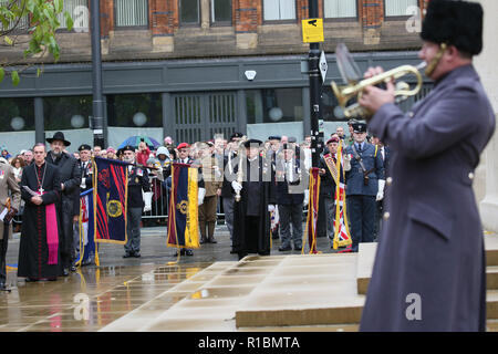 Manchester, Regno Unito. 11 Nov 2018. I veterani del conflitto, che serve i membri delle forze e i membri del pubblico di prendere parte al servizio di marcatura del ricordo di cento anni dalla fine di WW!. Il cenotafio, Manchester, 11 novembre 2018 (C)Barbara Cook/Alamy Live News Foto Stock