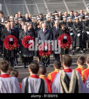 Londra REGNO UNITO, 11 novembre 2018 il Servizio Nazionale del ricordo presso il cenotafio di Londra sul ricordo domenica in presenza di HM della Regina, il Primo ministro, Theresa Maggio, ex Primi ministri e di alti ministri del governo e rappresentanti del Commenwealth il Primo ministro Theresa Maggio con una corona (a destra) dietro di lei è Giovanni Mjaor, ex primo ministro nel centro è Jeremy Corybn, leader del Partito laobur bhind, lui è il primo ministro Tony Blair, ex Primo Ministro, egli è talkginto Gordan Brown, ex primo ministro, , Credit Ian Davidson/Alamy Live News Foto Stock