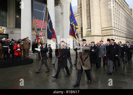 Manchester, Regno Unito. 11 Nov 2018. I veterani del conflitto, che serve i membri delle forze e i membri del pubblico di prendere parte al servizio di marcatura del ricordo di cento anni dalla fine di WW!. Il cenotafio, Manchester, 11 novembre 2018 (C)Barbara Cook/Alamy Live News Foto Stock