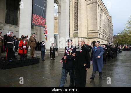 Manchester, Regno Unito. 11 Nov 2018. I veterani del conflitto, che serve i membri delle forze e i membri del pubblico di prendere parte al servizio di marcatura del ricordo di cento anni dalla fine di WW!. Il cenotafio, Manchester, 11 novembre 2018 (C)Barbara Cook/Alamy Live News Foto Stock