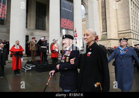 Manchester, Regno Unito. 11 Nov 2018. I veterani del conflitto, che serve i membri delle forze e i membri del pubblico di prendere parte al servizio di marcatura del ricordo di cento anni dalla fine di WW!. Il cenotafio, Manchester, 11 novembre 2018 (C)Barbara Cook/Alamy Live News Foto Stock