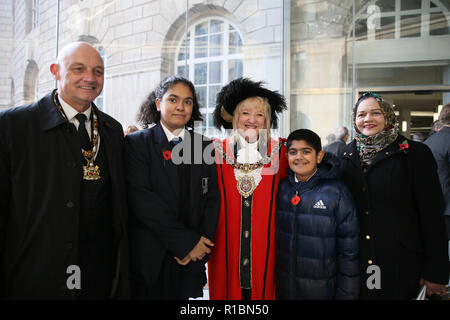 Manchester, Regno Unito. 11 Nov 2018. I veterani del conflitto, che serve i membri delle forze e i membri del pubblico di prendere parte al servizio di marcatura del ricordo di cento anni dalla fine di WW!. Il cenotafio, Manchester, 11 novembre 2018 (C)Barbara Cook/Alamy Live News Foto Stock