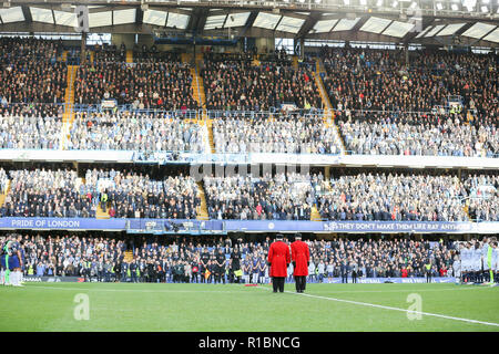 Stamford Bridge, Londra, Regno Unito. 11 Nov 2018. Le ventole e i giocatori di osservare un minuto di silenzio durante il match di Premier League tra Chelsea e Everton a Stamford Bridge su 11 Novembre 2018 a Londra, Inghilterra. Solo uso editoriale, è richiesta una licenza per uso commerciale. Nessun uso in scommesse, giochi o un singolo giocatore/club/league pubblicazioni . . (Foto di Arron Gent/phcimages.com) Credit: Immagini di PHC/Alamy Live News Foto Stock