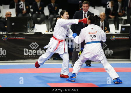 Madrid, Spagna. 9 Nov, 2018. Ayaka Saito (JPN) Karate : Saito lotta alla Tunisia squadra giocatore durante il Kumite team 2 femmina rotondo nella " WKF Karate xxiv Campionati del Mondo Madrid 2018" presso il Centro WiZink in Spagna a Madrid . Credito: Mutsu Kawamori/AFLO/Alamy Live News Foto Stock