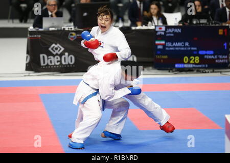 Madrid, Spagna. 9 Nov, 2018. Ayumi Uekusa (JPN) Karate : Uekusa lotta all'Iran il giocatore di squadra durante il Kumite team 3 femmina rotondo nella " WKF Karate xxiv Campionati del Mondo Madrid 2018" presso il Centro WiZink in Spagna a Madrid . Credito: Mutsu Kawamori/AFLO/Alamy Live News Foto Stock