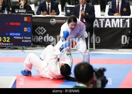 Madrid, Spagna. 9 Nov, 2018. Ayaka Saito (JPN) Karate : Saito lotta alla Spagna il giocatore di squadra durante il Kumite femminile del team Semi finale nel '24 WKF Karate Campionati del Mondo Madrid 2018" presso il Centro WiZink in Spagna a Madrid . Credito: Mutsu Kawamori/AFLO/Alamy Live News Foto Stock