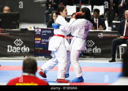 Madrid, Spagna. 9 Nov, 2018. Ayaka Saito (JPN) Karate : Saito lotta alla Spagna il giocatore di squadra durante il Kumite femminile del team Semi finale nel '24 WKF Karate Campionati del Mondo Madrid 2018" presso il Centro WiZink in Spagna a Madrid . Credito: Mutsu Kawamori/AFLO/Alamy Live News Foto Stock