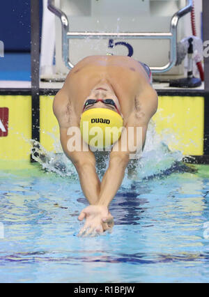 (181111) -- Tokyo, nov. 11, 2018 (Xinhua) -- della Cina di Xu Jiayu compete durante gli uomini 100m Backstroke Finale al nuoto FINA di Coppa del Mondo a Tokyo, Giappone, Nov.11, 2018. (Xinhua/Du Natalino) Foto Stock