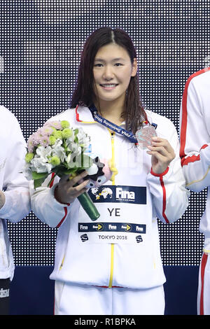 (181111) -- Tokyo, nov. 11, 2018 (Xinhua) -- la Cina del Ye Shiwen pone sul podio durante la cerimonia di premiazione dopo la donna 200m singoli medley finale al nuoto FINA di Coppa del Mondo a Tokyo, Giappone, Nov.11, 2018. (Xinhua/Du Natalino) Foto Stock