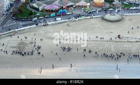 Le pagine del mare. Xi Nov, 2018. La faccia di Stanley privato McDougall inciso sulla riva a Weymouth Beach come parte delle pagine dell'evento sul mare, Dorset. Foto di Paolo Hoskins e Justin Glynn (CAA) concesso in licenza Foto Stock