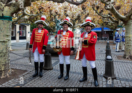 Düsseldorf, Germania. 11 novembre 2018. Il tedesco della stagione di Carnevale inizia tradizionalmente a 11 minuti passato ore 11 11 Novembre che oggi ha coinciso con il centenario del giorno dell'Armistizio, la fine della guerra mondiale I. Foto: 51Nord/Alamy Live News Foto Stock