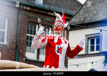 Düsseldorf, Germania. 11 novembre 2018. Il tedesco della stagione di Carnevale inizia tradizionalmente a 11 minuti passato ore 11 11 Novembre che oggi ha coinciso con il centenario del giorno dell'Armistizio, la fine della guerra mondiale I. Foto: 51Nord/Alamy Live News Foto Stock