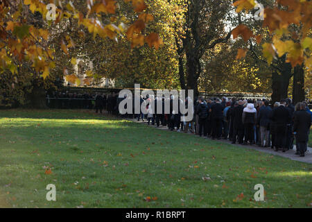 Londra, UK, 11 novembre 2018. Le lunghe code in Parco Verde, nelle prime ore del mattino, per la processione di 10000 persone, selezionato mediante scrutinio a piedi da Greenpark, il cenotafio di pagare i loro rispetti a tutti coloro che servite e non è mai tornato nella prima guerra mondiale. Credito: Joe Kuis / Alamy Live News Foto Stock