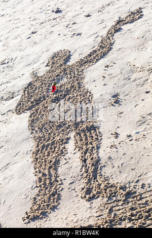 Weymouth Dorset, Regno Unito. 11 Nov 2018. Europee attraverso il Regno Unito si riuniscono sulle spiagge per contrassegnare i cento anni dell armistizio e la fine della Prima Guerra Mondiale; per dire grazie e arrivederci a milioni di uomini e donne che hanno lasciato le loro coste durante la guerra, molti per non tornare mai. Danny Boyle pagine uniche del mare Credito: Carolyn Jenkins/Alamy Live News Foto Stock