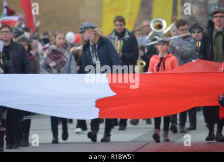 Lubin, Polonia. Xi Nov, 2018. Il centesimo anniversario della Polonia di riacquistare la sua indipendenza. In tutta la Polonia, ci sono state le celebrazioni in cui molti polacchi hanno preso parte. La celebrazione si è svolta con la partecipazione dell'esercito polacco. Un centinaio di anni fa, la Polonia ha riacquistato l'indipendenza Credito: Piotr Twardysko/ZUMA filo/Alamy Live News Foto Stock