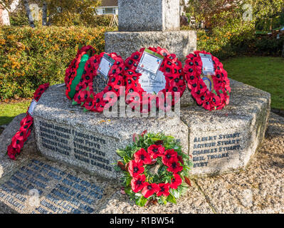 East Budleigh, East Devon, in Inghilterra. 11 novembre 2018, Giorno del Ricordo il servizio presso il Memoriale di guerra. "Credito Peter Bowler/Alamy Live News' Foto Stock