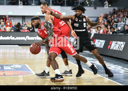 Bamberg, Germania. Xi Nov, 2018. Basket: Bundesliga, Brose Bamberg - Giessen 46ers, girone principale, 7° giornata: Bambergs Tyrese Riso (l) e Agostino Rubit lotta con Gießens Jeril Taylor (r) per la sfera. Bamberg sconfitto Gießen con 109:101 dopo le ore di lavoro straordinario. Credito: Nicolas Armer/dpa/Alamy Live News Foto Stock