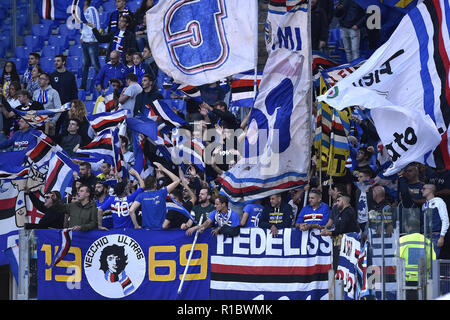 Roma, Italia. 11 Nov 2018. Sampdoria tifosi nel corso della Serie A nella partita tra Roma e Sampdoria allo Stadio Olimpico di Roma, Italia il 11 novembre 2018. Credito: Giuseppe Maffia/Alamy Live News Foto Stock