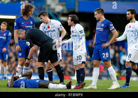 Londra, Regno Unito. 11 Nov 2018. Bernardo di Everton racconta David Luiz del Chelsea che non ha fatto nulla come Antonio Rüdiger fissa sul pavimento durante il match di Premier League tra Chelsea e Everton a Stamford Bridge, Londra, Inghilterra il 11 novembre 2018. Foto di Carlton Myrie. Solo uso editoriale, è richiesta una licenza per uso commerciale. Nessun uso in scommesse, giochi o un singolo giocatore/club/league pubblicazioni. Credit: UK Sports Pics Ltd/Alamy Live News Foto Stock