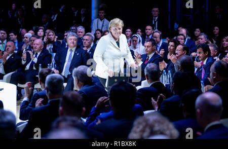 11 novembre 2018, France (Francia), Paris: Cancelliere Angela Merkel (CDU) riceve applausi a Parigi Forum di pace per il centesimo anniversario dell'armistizio della Prima Guerra Mondiale dopo il suo intervento. Foto: Kay Nietfeld/dpa Foto Stock