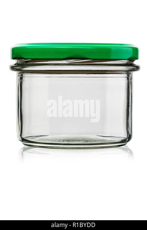 Un vaso di vetro con un coperchio per la conservazione. isolato su sfondo bianco senza etichetta Foto Stock