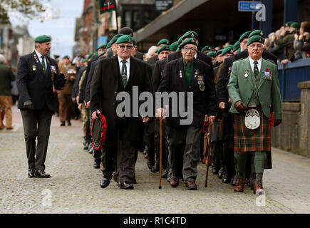 I veterani di prendere parte ad una parata di ricordo e di servizio in Fort William sul centesimo anniversario della firma dell'armistizio che ha segnato la fine della Prima Guerra Mondiale. Foto Stock