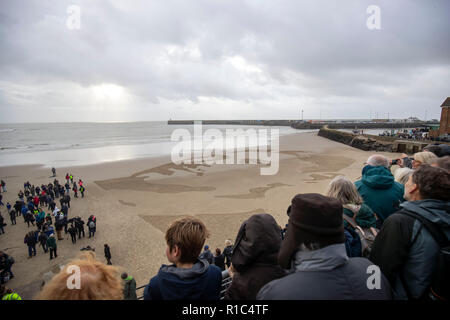 Una spiaggia disegno del poeta guerra Wilfred Owen durante le pagine del mare evento commemorativo a Folkestone nel centesimo anniversario della firma dell'armistizio che ha segnato la fine della Prima Guerra Mondiale. Foto Stock