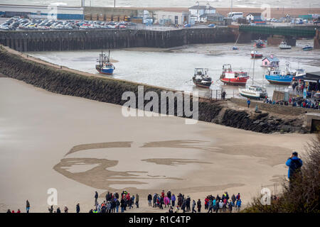 Una spiaggia disegno del poeta guerra Wilfred Owen durante le pagine del mare evento commemorativo a Folkestone nel centesimo anniversario della firma dell'armistizio che ha segnato la fine della Prima Guerra Mondiale. Foto Stock