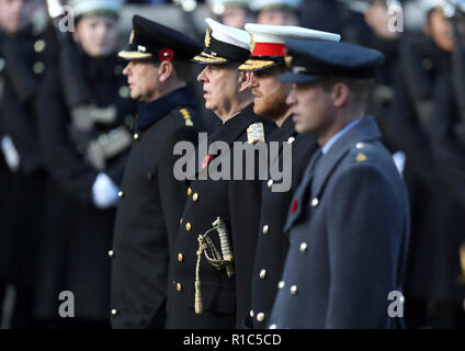 (Da sinistra a destra) il Conte di Wessex, il Duca di York, il Duca di Sussex e il Duca di Cambridge durante il ricordo il servizio presso il Cenotafio memorial in Whitehall, Londra centrale, sul centesimo anniversario della firma dell'armistizio che ha segnato la fine della Prima Guerra Mondiale. Foto Stock