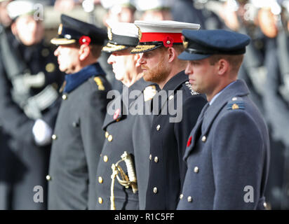 (Da sinistra a destra) il Conte di Wessex, il Duca di York, il Duca di Sussex e il Duca di Cambridge durante il ricordo il servizio presso il Cenotafio memorial in Whitehall, Londra centrale, sul centesimo anniversario della firma dell'armistizio che ha segnato la fine della Prima Guerra Mondiale. Foto Stock