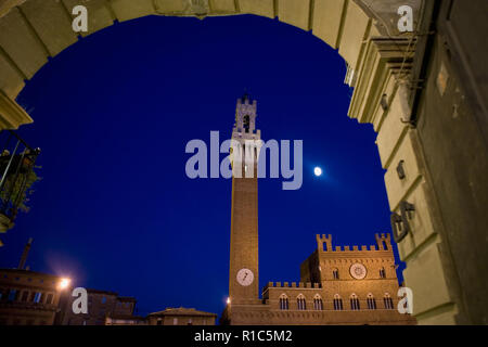 La Torre del Mangia, Palazzo Pubblico di notte, da tutta la Piazza del Campo a Siena, Toscana, Italia Foto Stock