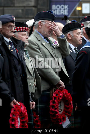 I membri delle forze armate comunità prendere parte ad una cerimonia presso la pietra del ricordo presso il City Chambers, Edimburgo, sul centesimo anniversario della firma dell'armistizio che ha segnato la fine della Prima Guerra Mondiale. Foto Stock