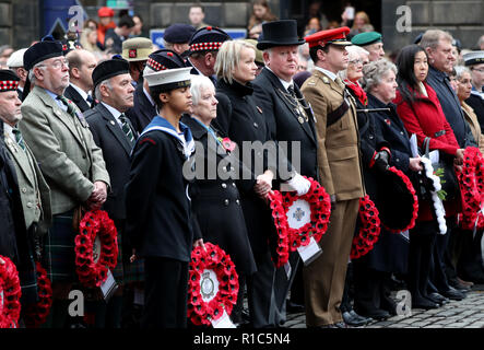 I membri delle forze armate comunità prendere parte ad una cerimonia presso la pietra del ricordo presso il City Chambers, Edimburgo, sul centesimo anniversario della firma dell'armistizio che ha segnato la fine della Prima Guerra Mondiale. Foto Stock