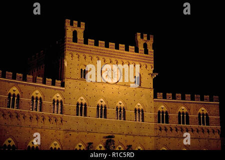 Il Palazzo Pubblico di notte, da tutta la Piazza del Campo a Siena, Toscana, Italia Foto Stock